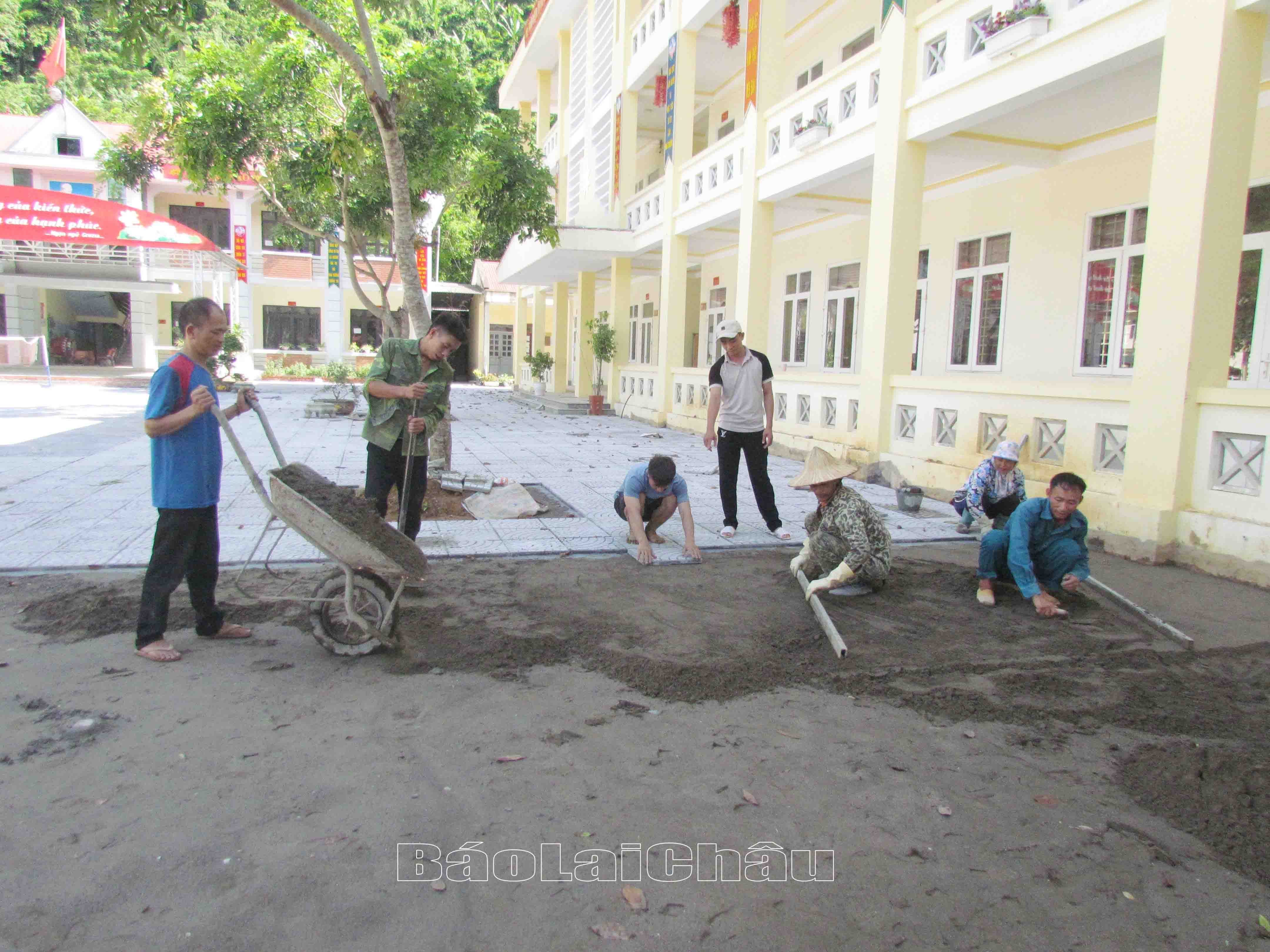 Công ty cổ phần tư vấn thiết kế và xây dựng Hồng Hà tập trung máy móc, nhân lực thi công công trình duy tu, sửa chữa cơ sở vật chất Trường tiểu học thị trấn Phong Thổ. 